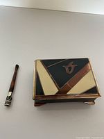 Closed cigarette box and separate holder displayed