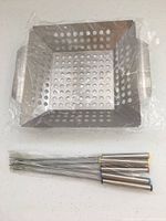 Stainless steel basket in plastic with six skewers grouped