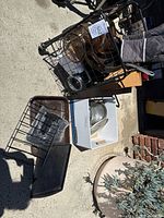 Lot overview with dish rack, plastic tray, boxed items, wire basket