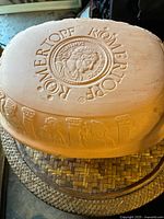 Photo of the terracotta pot's top showing the circular emblem with Roman figure and 'Römer Topf' text.