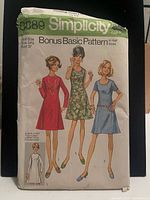 Front view of Simplicity pattern envelope showing artwork and number