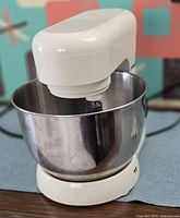Stand mixer with stainless bowl