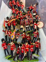 Tray of painted metal British Guards toy soldiers with instruments and rifles