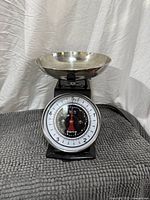 Front view of Starfrit kitchen scale with bowl attached