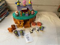 Full set with ark, animals, human figures and birds laid out