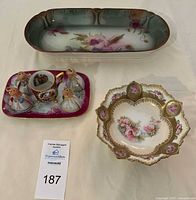 Overview of all porcelain pieces on table