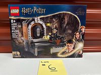 Front of boxed LEGO 40598 set showing piece count and minifigure