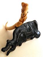 Overall view showing horn base carved as crocodile with attached bone handle