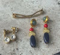 Overview of both earring pairs and bar clip