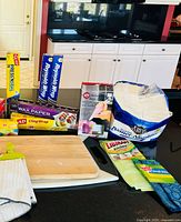 Lot overview with wraps, napkins, cutting boards, cloths