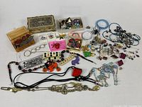 overview of entire lot with jewelry pieces and boxes
