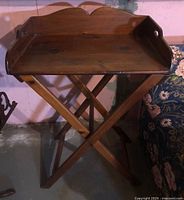 Table assembled with tray on X-frame base