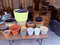Overview of all assorted flower pots on table