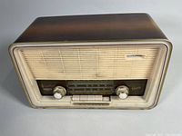 Front and top of Graetz Komtess 811E radio