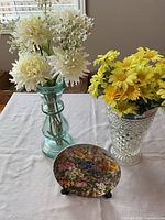 Front view showing floral design on the Fürstenberg collector plate