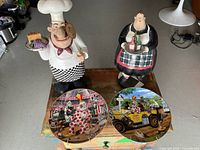 Overview of both figurines and two plates on small table