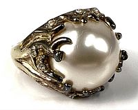 Perspective view showing pearl centerpiece and branching prongs