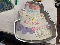 Front view of Wilton aluminum pan with paper insert