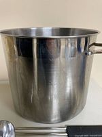 exterior of aluminum stock pot