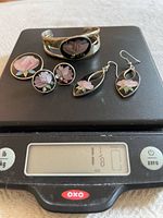 All six jewellery pieces on scale reading 1.18 oz