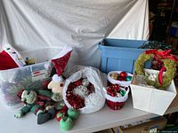 Overall lot with wreath, plush dolls, hats, ornaments, garland, totes