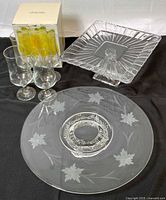All items laid out: platter with bowl, tray, three glasses, Vinito box