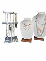 Lot overview with all jewelry on stand and busts