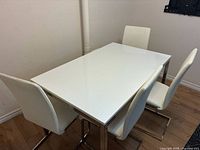 Dining table with four chairs overview