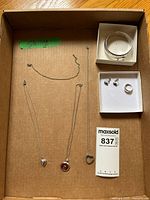 Overview of necklaces, bracelets, earrings, ring in box