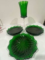 Set showing 8 plates and vase together