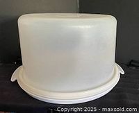 Round cake carrier with dome and base