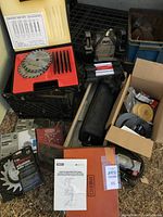 Overview of grinder, oilstone, spotlight, blades and accessories