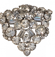 Front view of rhinestone brooch showing stone arrangement