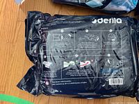 Back of sealed Derila pillow package with usage graphics and dimensions