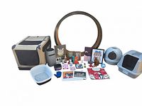 Overview of all items including wheel, litter boxes, crate, décor