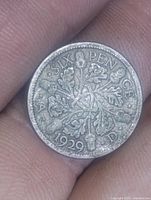Reverse of 1929 sixpence showing oak leaf and acorns design and date