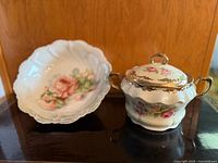 Overall view of both porcelain pieces