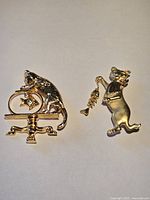Both gold-tone cat brooches overview