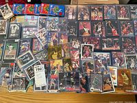 Overview of basketball and baseball cards in sleeves, top-loaders and sealed packs