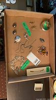 Overview of jewellery lot in tray