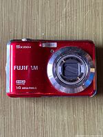 Front view showing lens, branding, 5× zoom, HD movie, 14 MP