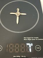 Pendant on scale showing 7 g