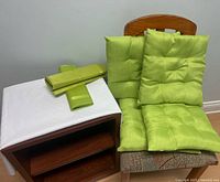 Overall lot with cushions, tablecloth and placemats displayed