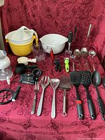 Overview of entire lot of mixing bowls, chopper, measuring sets, utensils