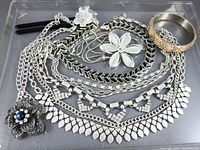 Overview of all jewelry pieces on tray