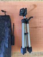 Collapsed tripod, separate pan handle, carry bag