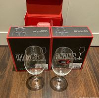 Front view of two glasses and two Ouverture boxes