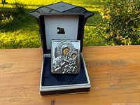 Icon inside presentation box, lid open