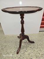 Full view of table showing pedestal and tripod legs