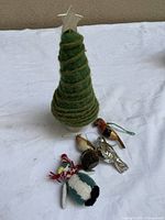 Full lot: yarn tree and four ornaments